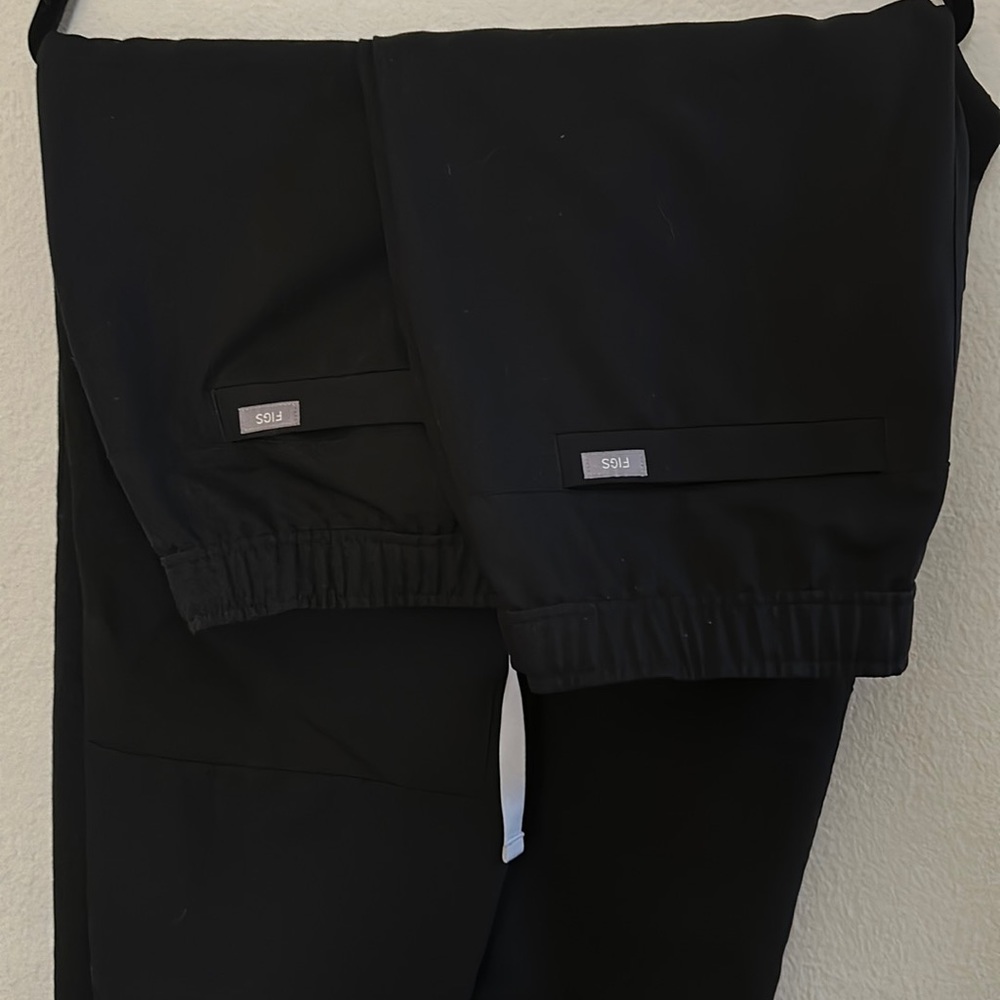 Two Pairs (2) FIGS Technical Collection Size Medium (M)